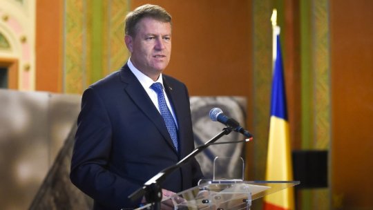 "La mulți ani, români! La mulți ani, România!"