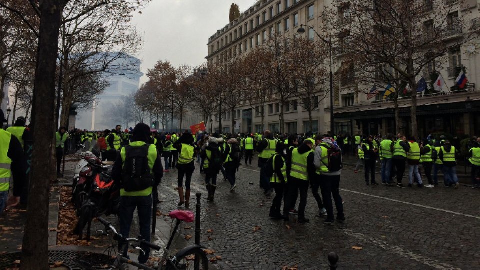 Confruntări de stradă violente la Paris, în zona Arcului de Triumf