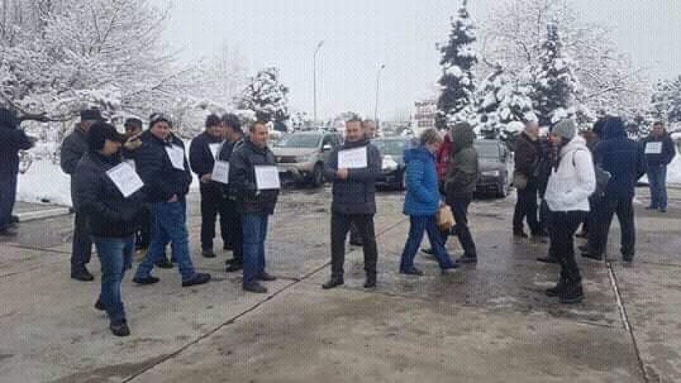 Mai mulţi angajaţi de la Combinatul Oltchim continuă greva foamei