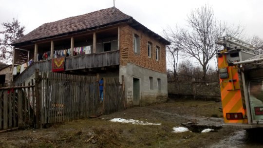 Mureş: Trei copii intoxicaţi cu fum în incendiul de la Archita au murit