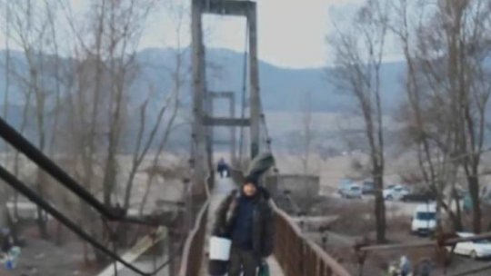 Suspendaţi pe pasarelă