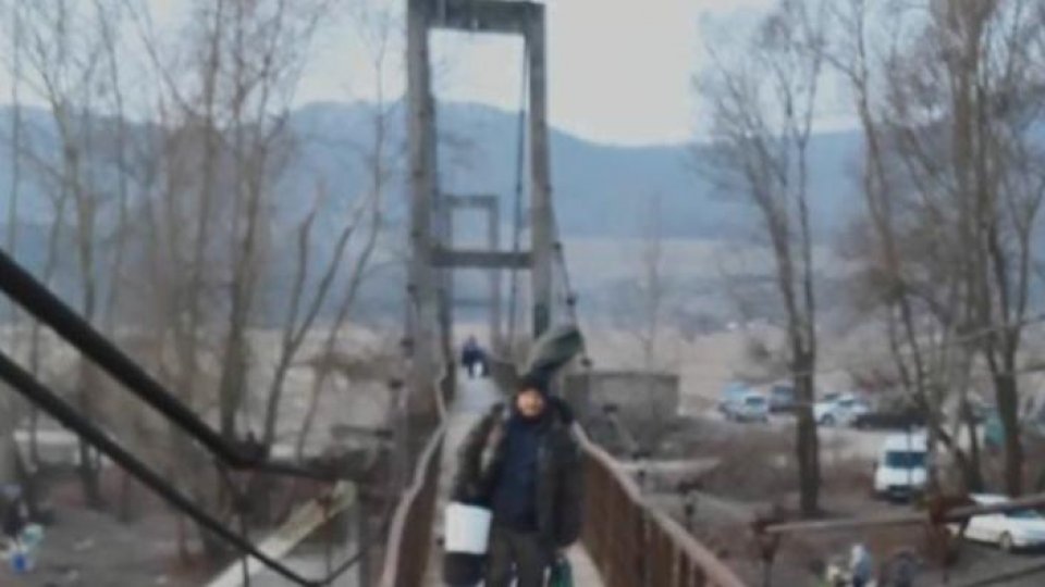 Suspendaţi pe pasarelă