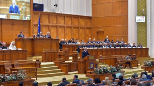 Parlamentarii încep activităţile în plen şi în comisiile de specialitate