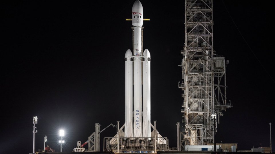 Racheta Falcon Heavy a fost lansată cu succes în zborul de test