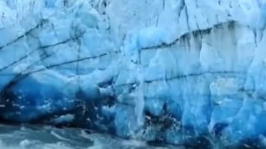 Un enorm pod de gheaţă din Argentina se rupe