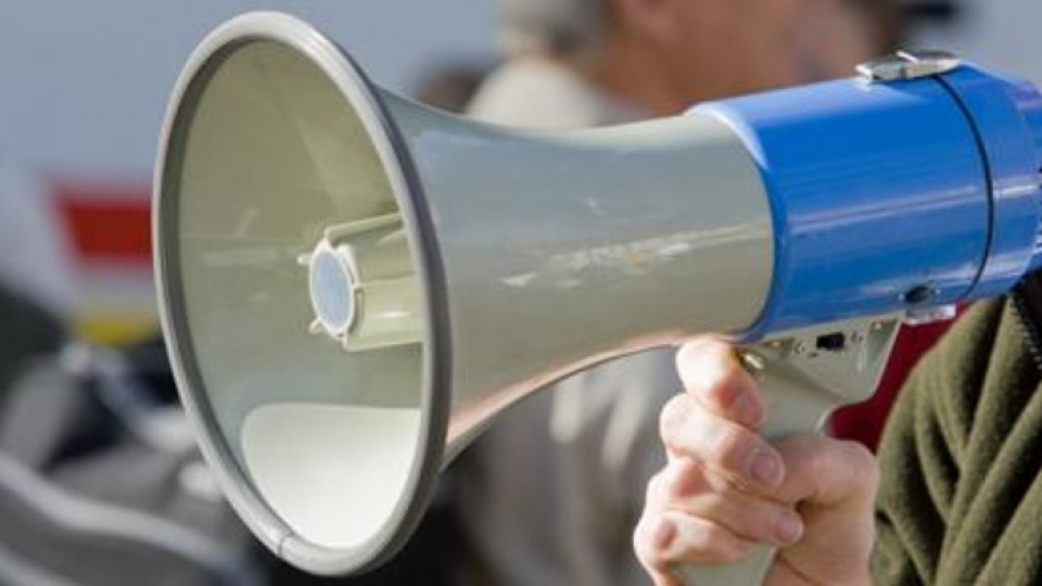 Sindicatele din Poliţie şi Penitenciare protestează în faţa MAI