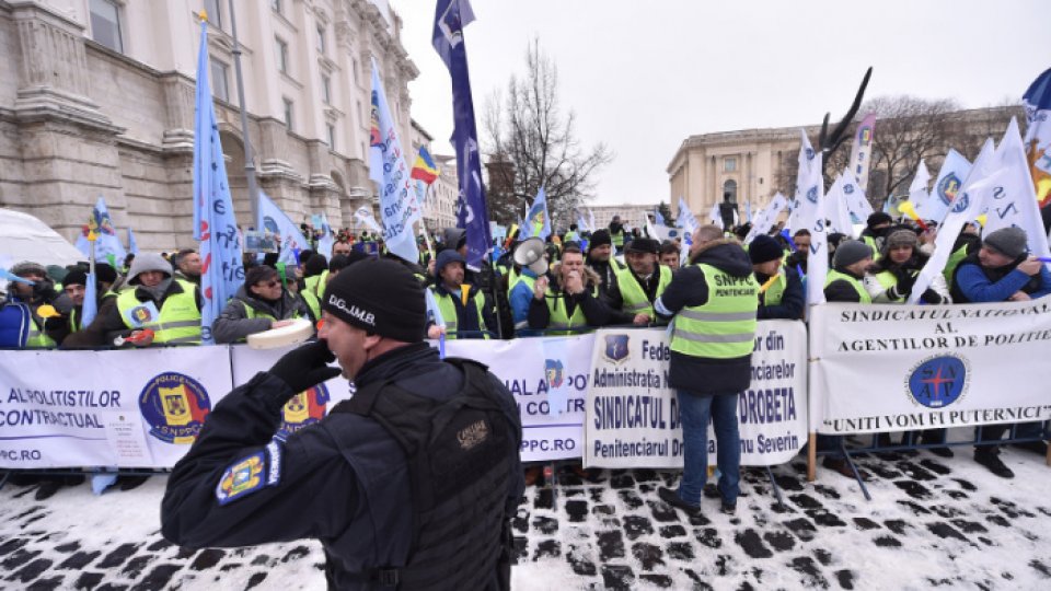 Mii de sindicalişti din poliţie şi penitenciare, protest în Piaţa Victoriei