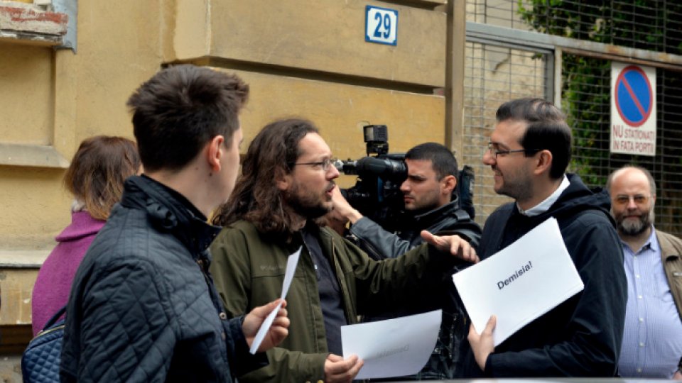 Zeci de studenţi şi profesori, protest la Ministerului Educației