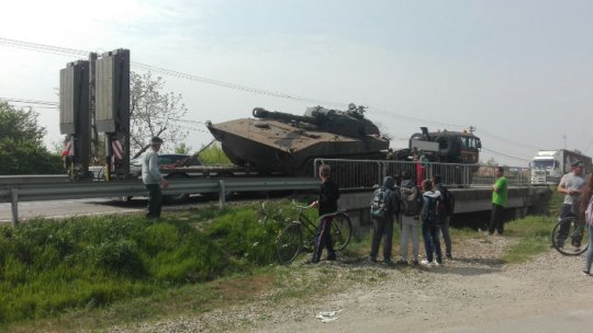 Tanc al armatei căzut de pe trailer. Circulație restricționată pe DN1B