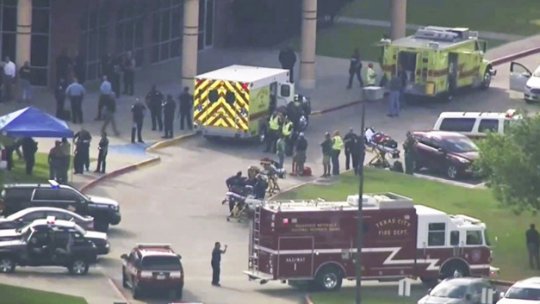 Atac armat într-un liceu din Texas: cel puţin 8 persoane ucise