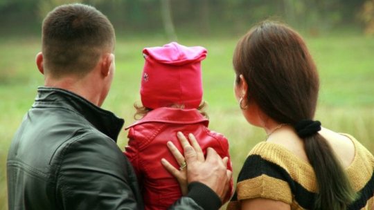 INS-O treime dintre copiii care se nasc în România apar în afara căsătoriei