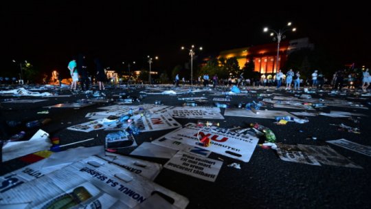 PMB-Operatorii de salubrizare au curăţat P. Victoriei în mai puţin de o oră