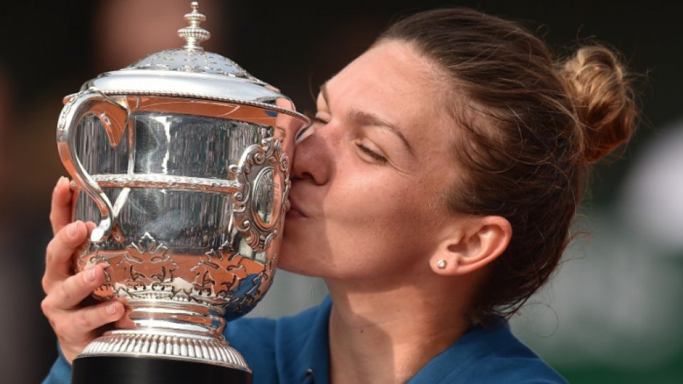 Simona Halep şi trofeul de la Roland Garros, pe Arena Naţională