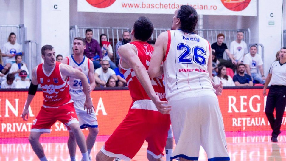 CSM Oradea, la 40 de minute de titlu