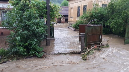Avertizări de ploi torenţiale şi furtuni