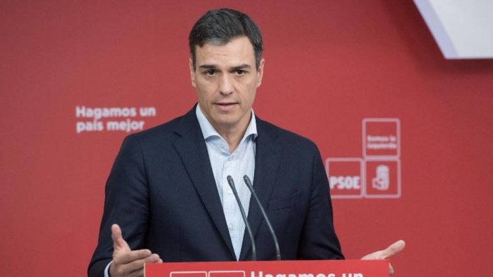 Socialistul Pedro Sanchez depune jurământul de premier al Spaniei