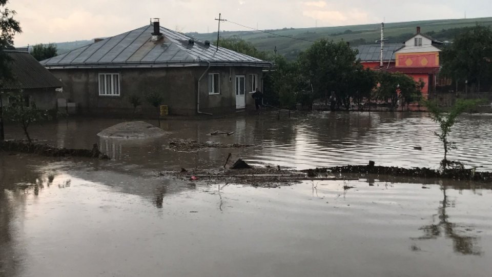 Inundaţii în mai multe regiuni din ţară