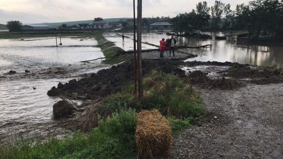 Cod roşu de inundaţii pe râuri din Covasna şi Braşov, până sâmbătă seara