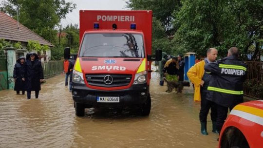 FOTO: Persoanele din 30 de gospodării din Lunca Mărcuşului, evacuate