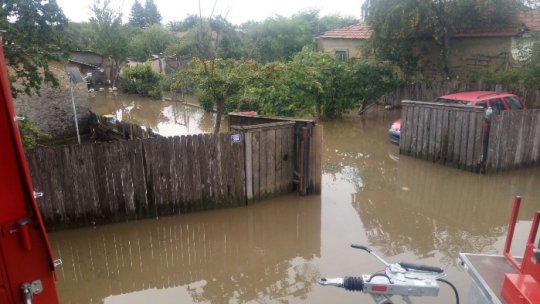 Ploi torenţiale şi persoane evacuate aseară în Timiş şi Arad