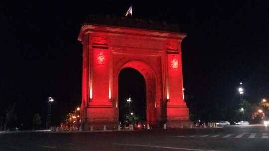 Arcul de Triumf şi alte clădiri din Bucureşti iluminate în roşu-pt caritate