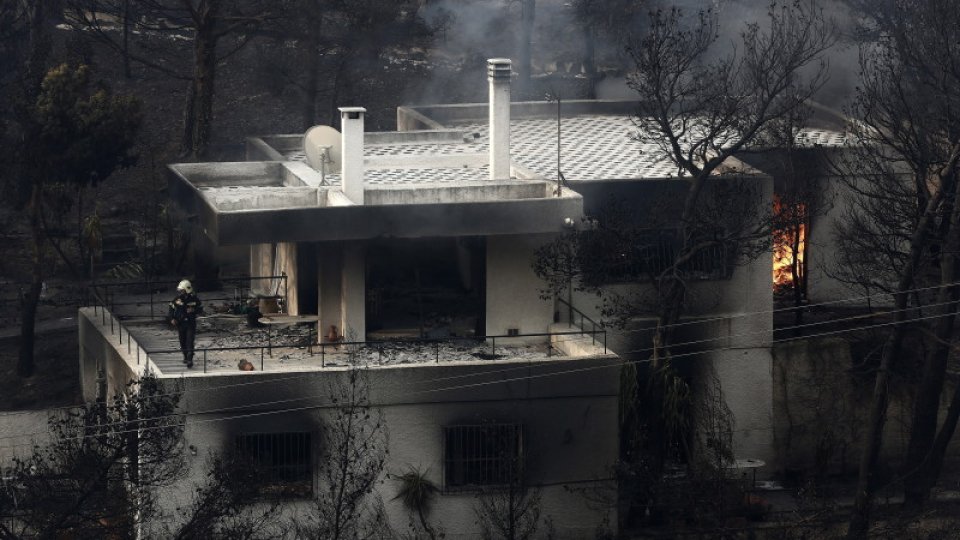 Sunt căutate persoanele dispărute după incendiile din Grecia