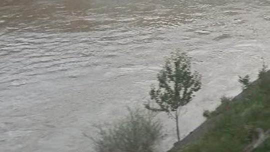 Ploi abundente până la ora 23:00, vreme instabilă și coduri hidrologice