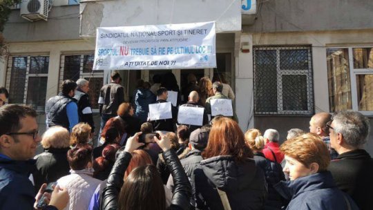 Grevă de avertisment a angajaţilor Ministerului Tineretului şi Sportului