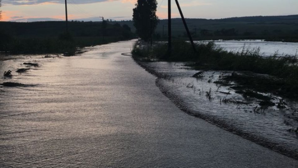 Cod portocaliu de inundaţii pe mai multe râuri din zona Moldovei