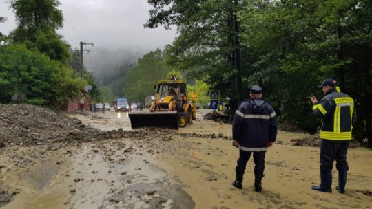 Circulaţie oprită pe mai multe drumuri din zone afectate de inundaţii