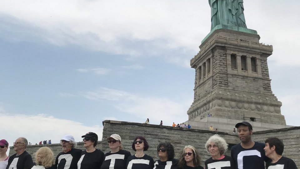 O activistă americană s-a urcat pe Statuia Libertăţii din New York