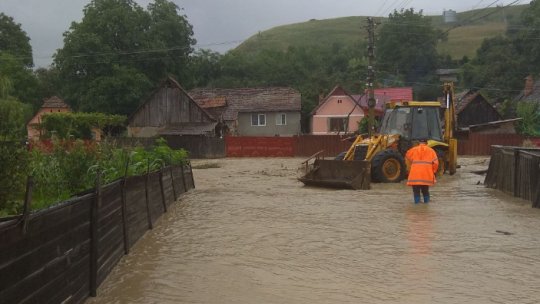 FOTO: 18 judeţe intră sub cod portocaliu de vreme rea