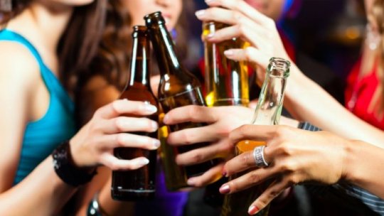 Românii beau tot mai mult alcool, atrag atenţia medicii