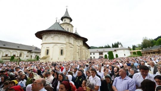 Zeci de mii de pelerini la mănăstirile din Maramureș de Sf. Mărie Mare