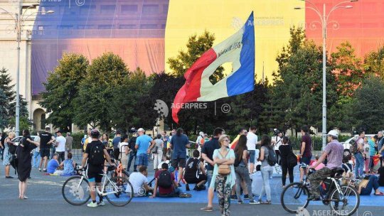 În Piaţa Victoriei din Bucureşti protestatarii au avut aseară mască de gaze