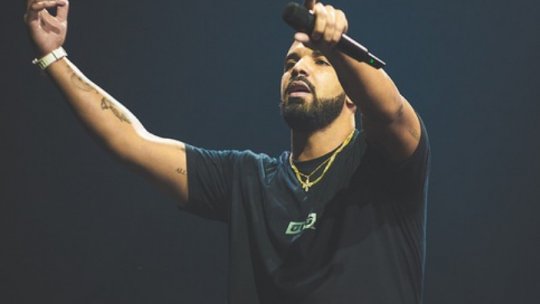 Canadianul Drake şi-a lansat clipul melodiei care a pornit #KiKiChallange