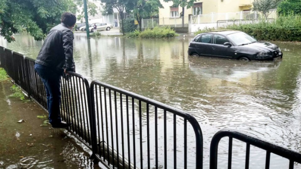 Cod galben de inundaţii pe râuri din şapte judeţe, în următoarele ore