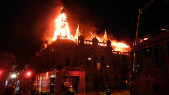 Incendiu de proporţii la sediul Episcopiei Greco-Catolice din Oradea