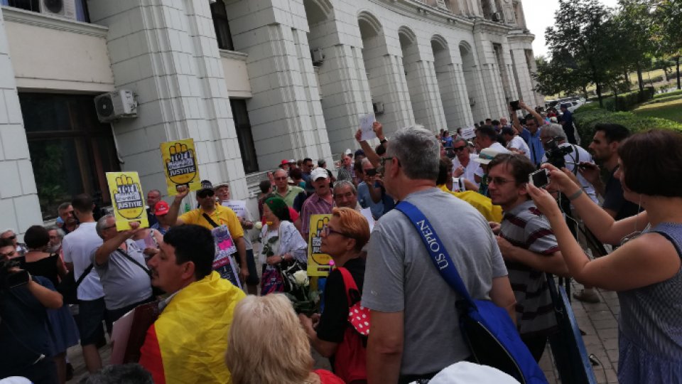 Câteva sute de persoane au protestat în Piaţa Victoriei