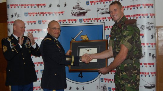 Romanian officer awarded US Army Achievement Medal 
