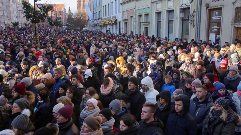 Zaci de mii de persoane la funeraliile primarului oraşului Gdansk