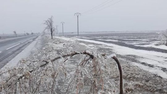 Pe principalele şosele din ţară se circulă în condiţii de iarnă