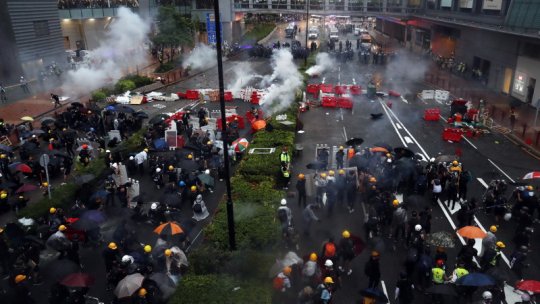 Ciocniri violente între protestatari şi forţele de ordine la Hong Kong
