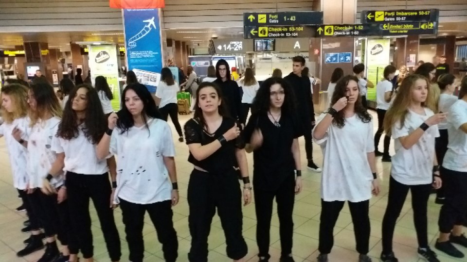Flashmob împotriva traficului de persoane, la Aeroportul Henri Coandă