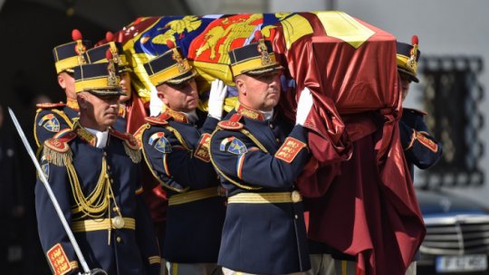 Cortegiul funerar cu sicriul Reginei-mamă Elena a ajuns la Curtea de Argeş
