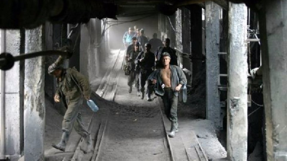 Minerii de la Paroşeni şi Uricani continuă protestul 