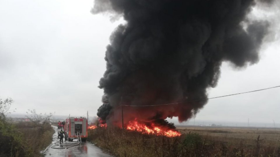 Jud. Vâlcea: Incendiu la un depozit de cauciucuri (VIDEO)
