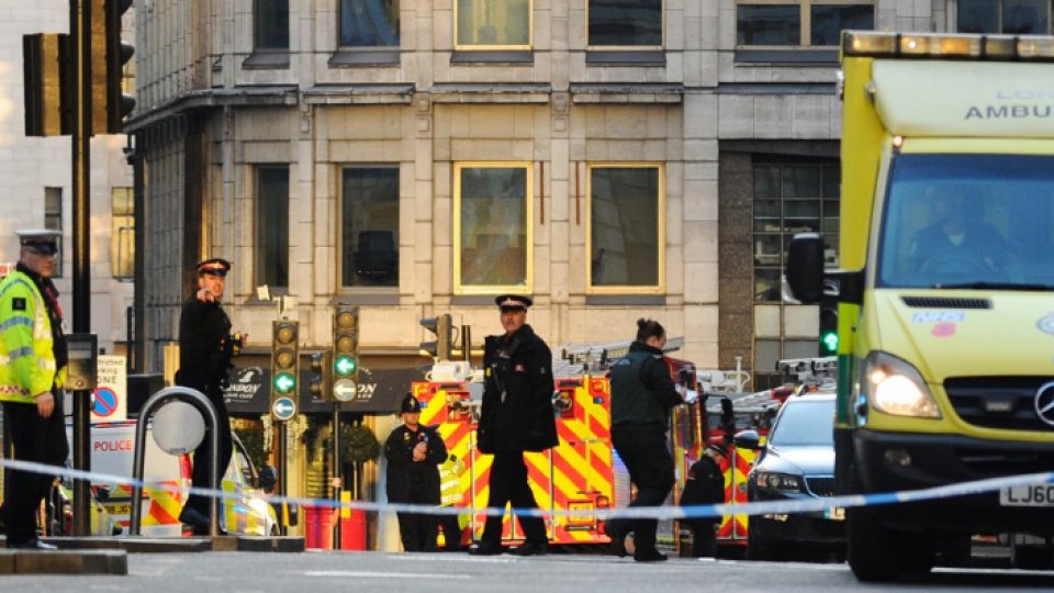 Poliţia anchetează incidentul de la Podul Londrei ca fiind unul terorist