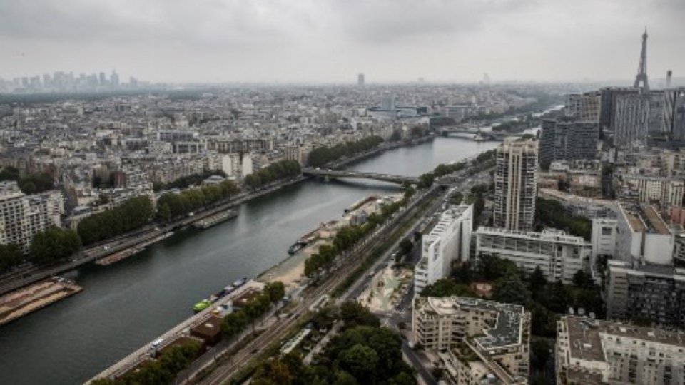 Românii s-au adunat de Ziua Naţională în apropierea Turnului Eiffel