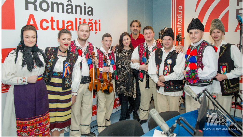 VIDEO: Ansamblul folcloric Transilvania a colindat studioul RRA